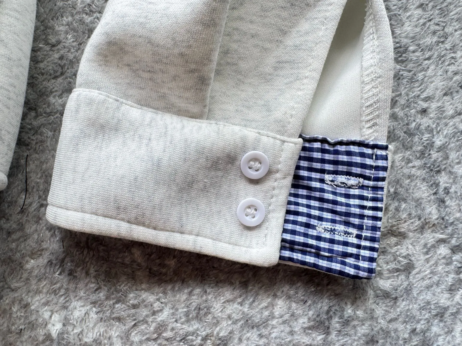P220 Polo Ralph Lauren FW25 solid color embroidered logo sweatshirt. A sweatshirt is absolutely indispensable for the lazy feeling in autumn⛸️Ralph Luaren. The core is casual and relaxed, and the exterior is an American silhouette. It has a boyish laziness in place. It is unobtrusive but looks more timeless. 🕶️ The large drop shoulder version looks casual and fashionable. Wear it alone in spring and autumn or layer it in winter. It is completely a long-term sweatshirt in the wardrobe🫶🏻 Size Length Sleeve Length Bust M 63.5 80.5 130 L 65 82 134 XL 66.5 83.5 138